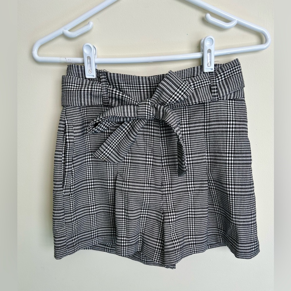 Forever 21 black and white houndstooth shorts